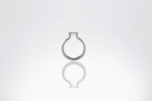 Niessing-tension-wedding-ring