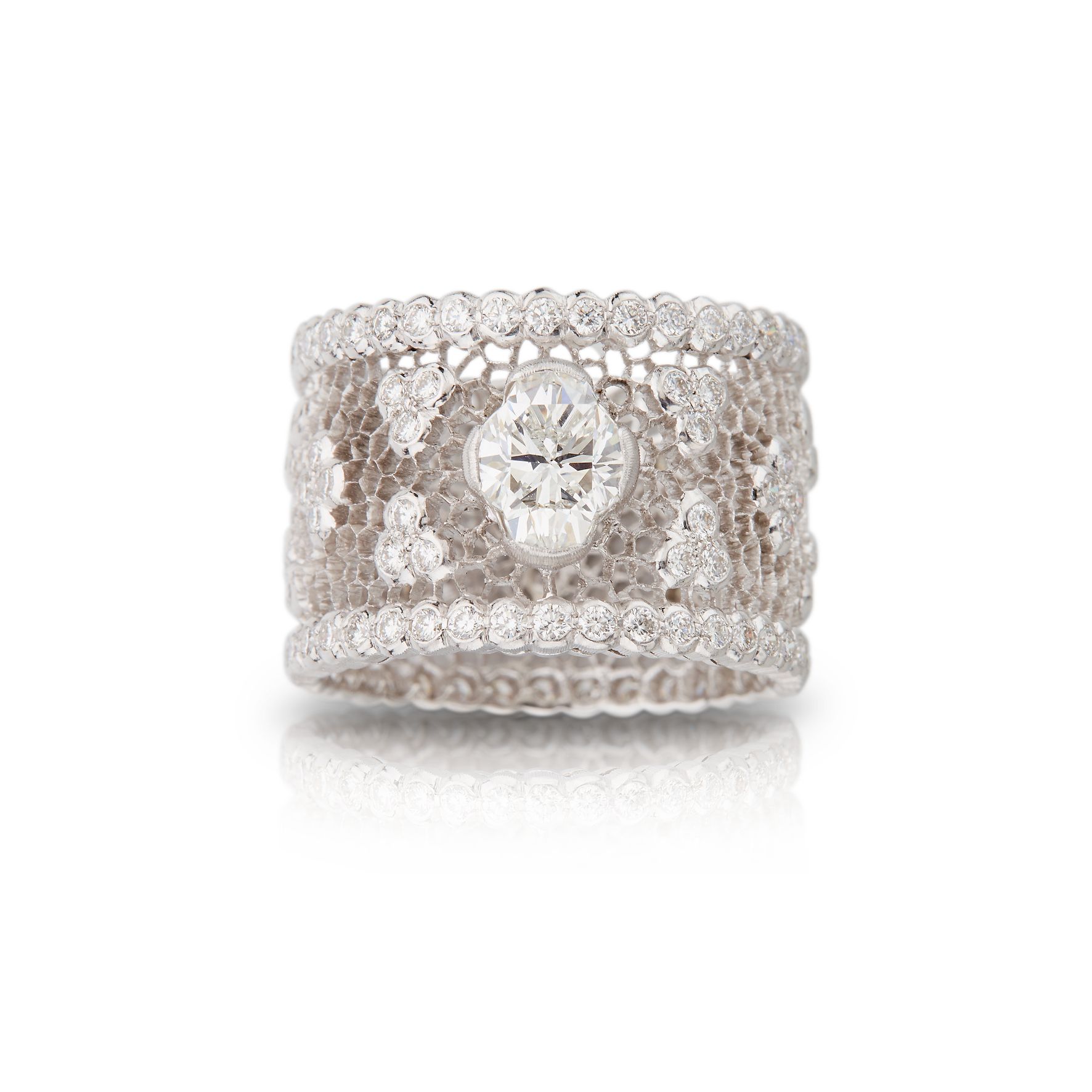 Buccellati Aura Eternelle ring with the honeycomb tulle technique in white  gold